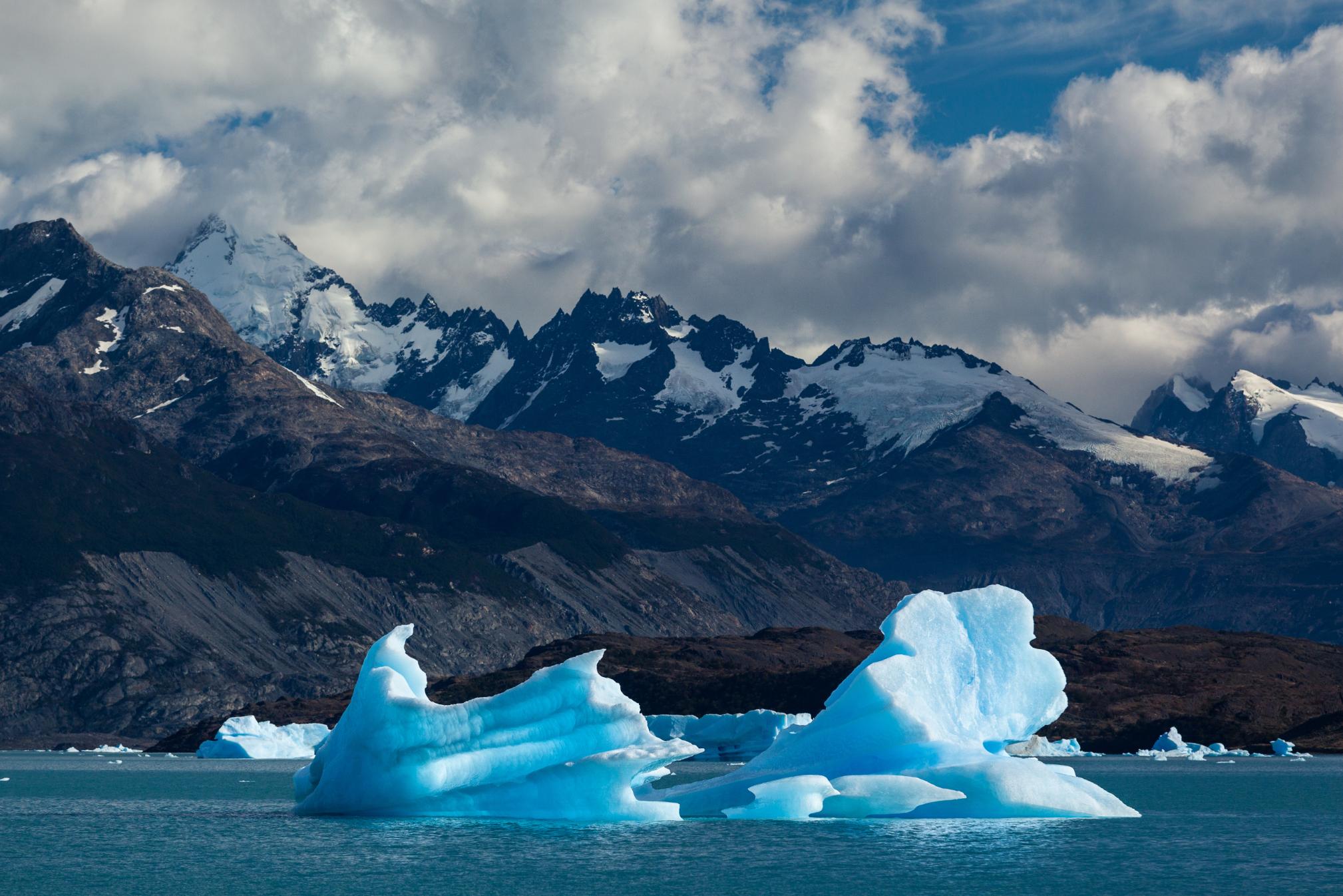 Plavba po jeze�e Lago Argentino mezi ledov�mi krami